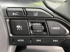 【レーダークルーズコントロール】高速道路での長距離走行が楽に！！自動で速度を保つクルーズコントロールが、衝突軽減システムと連携し、前方の車両を感知して車間を保つように速度調節してくれます！！ 6