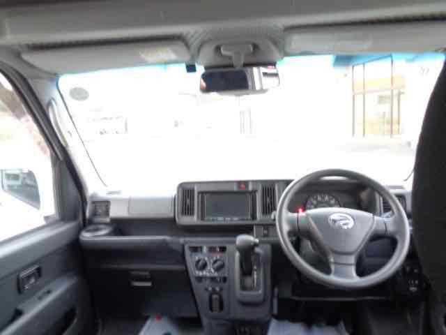 ハイゼットカーゴ クルーズＳＡＩＩＩ　４ＷＤ　軽バン　ＡＴ　衝突被害軽減システム　ＥＴＣ　ナビ　バックカメラ　両側スライドドア　キーレスエントリー　アイドリングストップ　電動格納ミラー　オートマチックハイビーム　ＥＳＣ　エアコン（4枚目）