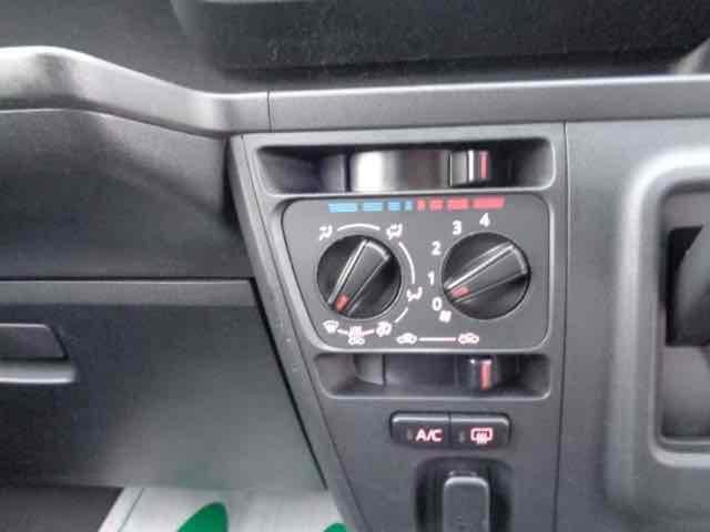 ハイゼットカーゴ クルーズＳＡＩＩＩ　４ＷＤ　軽バン　ＡＴ　衝突被害軽減システム　ＥＴＣ　ナビ　バックカメラ　両側スライドドア　キーレスエントリー　アイドリングストップ　電動格納ミラー　オートマチックハイビーム　ＥＳＣ　エアコン（9枚目）