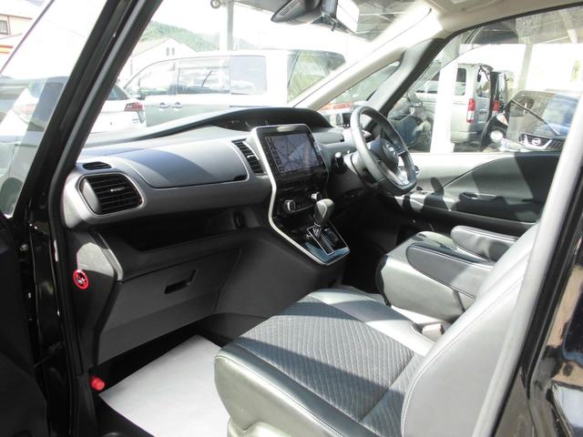 セレナ ハイウェイスターＶ　後期型　４ＷＤ　純正１０インチナビ＆フルセグテレビ＆ＤＶＤ＆Ｂｌｕｅｔｏｏｔｈ　後席フリップダウンモニター　アラウンドビューモニター　プロパイロット　両側パワースライドドア　ＬＥＤライト　スマートキー（10枚目）