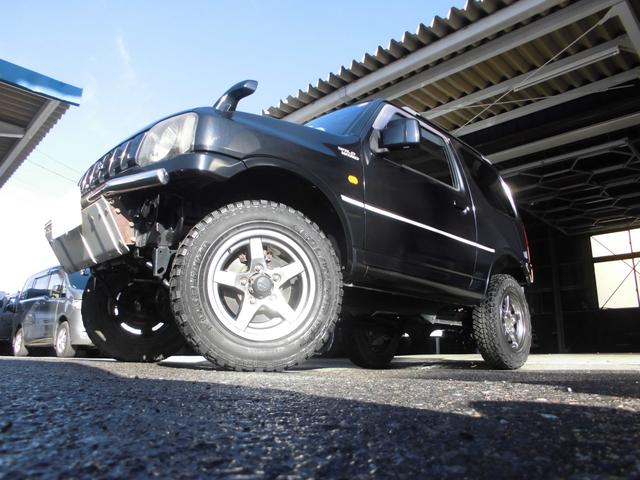 ジムニー ワイルドウインド　特別仕様車　６型　切替式４ＷＤ　オートマ　２インチリフトアップ　社外１６インチアルミホイール＆マッドタイヤ　社外Ｂｌｕｅｔｏｏｔｈ機能付きオーディオ　ルーフレール　シートヒーター　車検令和９年７月（3枚目）