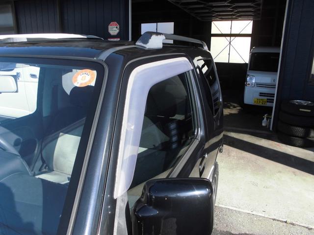 ジムニー ワイルドウインド　特別仕様車　６型　切替式４ＷＤ　オートマ　２インチリフトアップ　社外１６インチアルミホイール＆マッドタイヤ　社外Ｂｌｕｅｔｏｏｔｈ機能付きオーディオ　ルーフレール　シートヒーター　車検令和９年７月（27枚目）