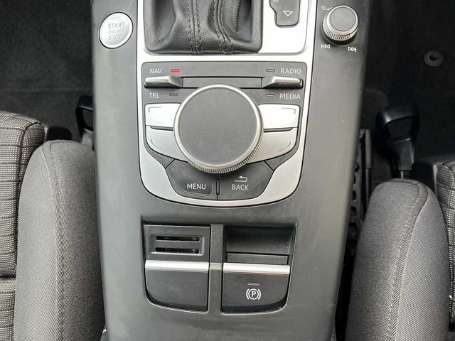 Ａ３ スポーツバック１．８ＴＦＳＩクワトロ　４ＷＤ　ＥＴＣ　バックカメラ　アダプティブクルーズコントロール機能　クリアランスソナー　パドルシフト　オートデュアルエアコン　ヘッドライトウォッシャー　ドライブセレクト　　ミラーヒーター　ＣＤ（61枚目）