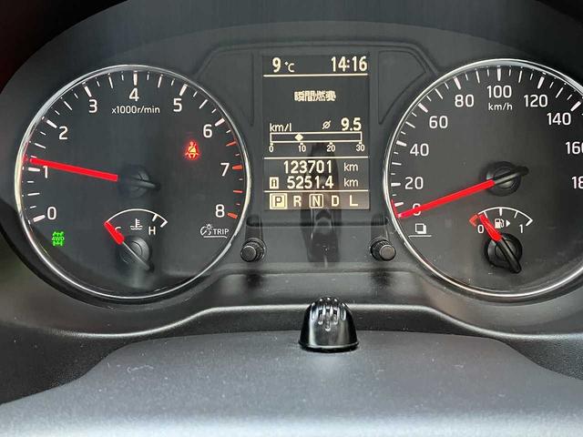 エクストレイル ２０Ｘｔ　４ＷＤ　４ＷＤ　ＭＯＤＥスイッチ　前後シートヒーター　ヒルディセントコントロール　横滑り防止機能　オートライト　ナビＭＰ３１１Ｄ－Ａ　ＴＶフルセグ　Ｂｌｕｅｔｏｏｔｈ接続　ＣＤ　ＤＶＤ再生（8枚目）