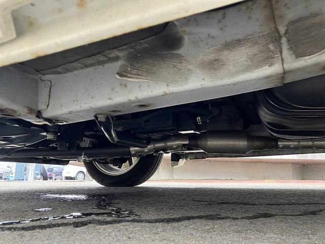 整備は安心の提携工場にて行います。とくに当店はディーラー水準での納車前整備を心がけており、お客様に信頼いただけるよう納車説明などは資料を活用してご説明させていただいております。追加料金はございません。