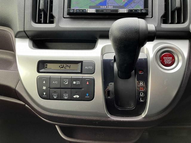 展示している車両は、スタッフが心を込めて車両清掃を行っております。さらに内装をピカピカに仕上げてほしいとのオーダーがございましたら別途料金で専門のルームクリーニング業者に依頼致します。お申し付け下さい