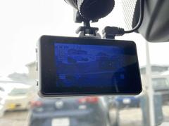 整備は安心の提携工場にて行います。とくに当店はディーラー水準での納車前整備を心がけており、お客様に信頼いただけるよう納車説明などは資料を活用してご説明させていただいております。追加料金はございません。 5