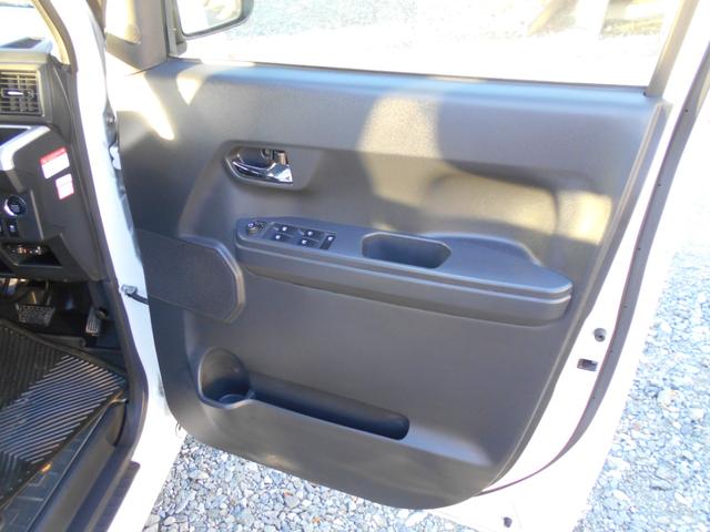 プラスチック部に使用キズなどの小傷クロス部に薄汚れ程度で綺麗な内装のコンデションです。