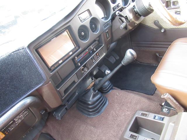 ランドクルーザー６０ ＧＸ　後期型５速ＭＴ平屋根観音扉新品フェンダーミラー新品純正メッキフロントバンパー新品純正リアバンパー新品グリルベゼルＢＦグッドリッチタイヤＳＤナビ純正輸出ホイル純正メッキアウターハンドルシートカバー（35枚目）