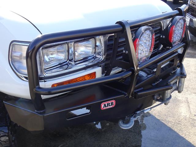 ランドクルーザー８０ ＶＸ　後期型５速ＭＴ６インチアップ新品ブラッドレーＶ新品ヨコハマＭＴタイヤ新品角目４灯輸出仕様新品ＡＲＢフォグＡＲＢバンパーＷＡＲＮウインチサファリシュノーケルＬＥＤテールレンズナルディーハンドル関東仕入（22枚目）