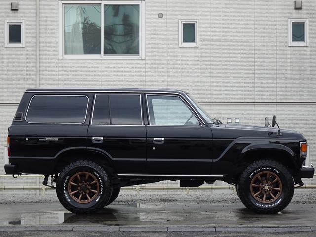 ランドクルーザー60 GX平屋根観音扉5速MTFJ62V新品鍛造17インチホイール新品BFグッドリッチATタイヤ新品グリル新品フロントバンパー新品リアバンパー新品ヘッドライト新品楽々ナビのディスプレイオーディオ西日本仕入(5枚目)