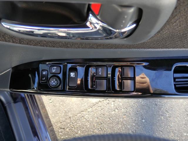 外装の仕上げ工程は、高圧洗浄、業務用洗浄剤洗車、鉄粉除去剤施工、タール除去粘土施工、業務用コンパウンドにてポリッシャー（機械）磨き、ヘッドライト磨き、業務用仕上げ剤にて仕上げ磨き、仕上げポリマーコート