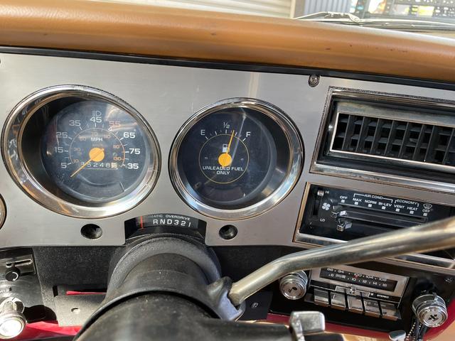 　オリジナル・フェンダースカート・パイプベッドモール付き・エアコン・１９８３年モデル・レッドツートン・ＥＴＣ・左ハンドル・革シート(18枚目)