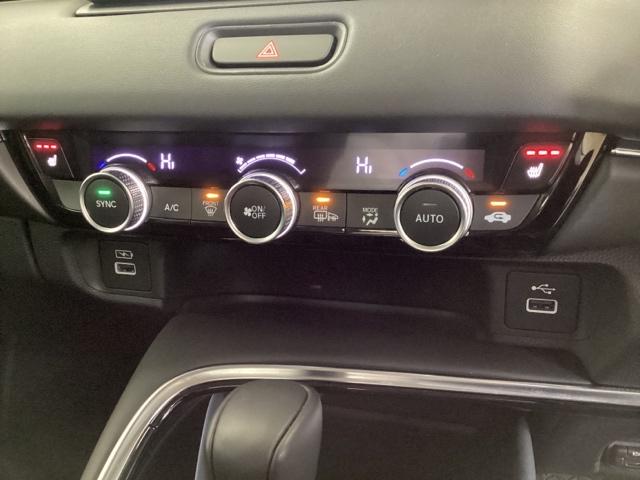ヴェゼル ｅ：ＨＥＶＺ　ドライブレコーダー前後装備車　光触媒抗菌消臭施工済　障害物センサー　ナビ　シートヒーター　スマートキープッシュスタート　電動テールゲート　サイドＳＲＳ　ＬＥＤライト　Ｂカメ　ソナー　両席エアバック（10枚目）