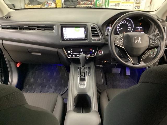 車内は光触媒抗菌消臭施工済です。インパネ周りはスタイリッシュなデザインです。グローブボックスやカップホルダーのほかにトレーなどたくさんの収納スペースが付いています。