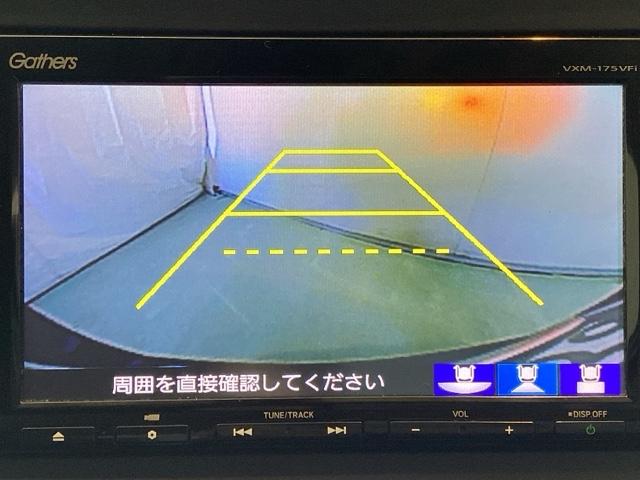 バックでの車庫入れも安心です！　リアカメラが付いているバックモニター付のナビを装備しております。操作線もついており距離感も画面から確認できます。