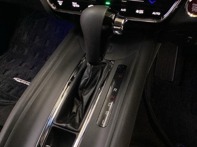 ＣＶＴ車のセレクトレバーです。低速から高速まで、変速ショックのないスムーズな走りと、エンジン効率のよい領域を維持して燃費にも貢献します。