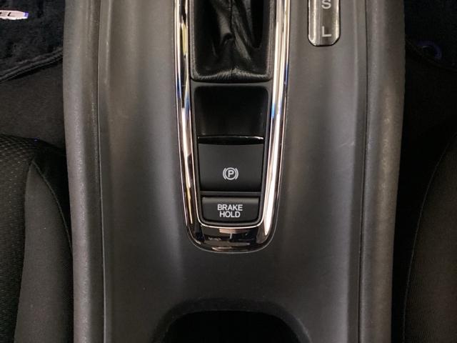 セレクトレバーの下に電子制御パーキングブレーキがあります。スイッチひとつで、停車した地点の傾斜などをシステムが検知・判断してブレーキ力を自動的に最適制御し、しっかり停車できるパーキングシステムです。