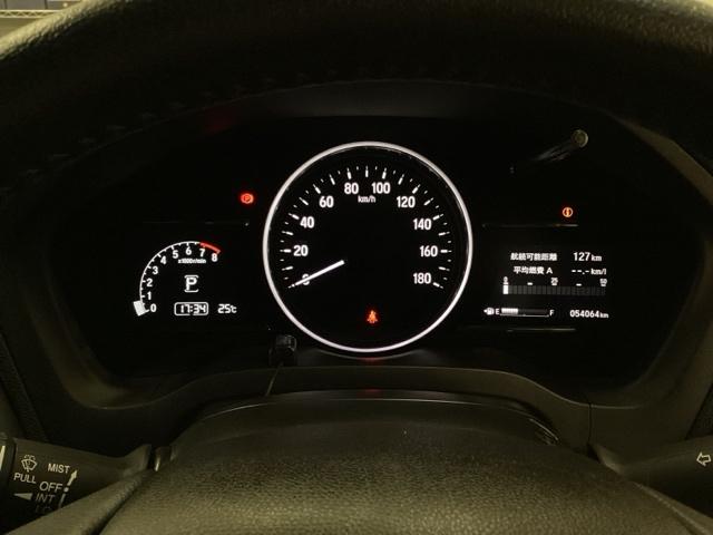 真ん中にスピードメーターを配した、見やすい３眼メーターになっています。右側のインフォメーション画面でオドメーターや燃費などの情報を確認できます。