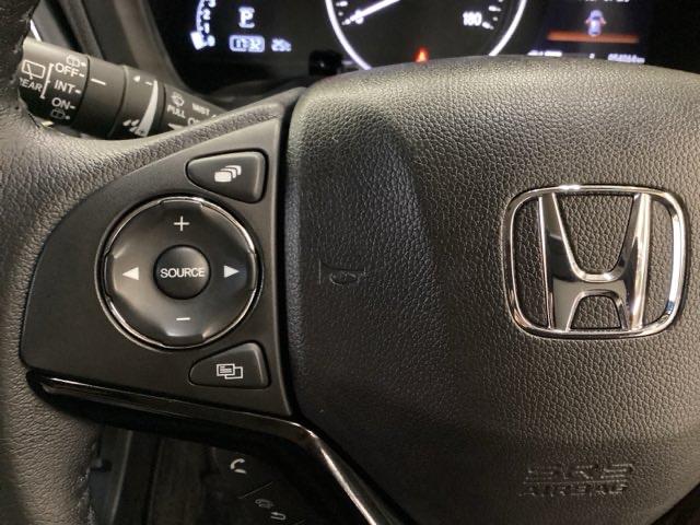 ステアリングスイッチがついていますので、オーディオのチャンネル変更、ボリューム、ジャンル変更が操作可能です。ハンドルから手を離さず安全に操作できます。