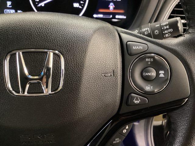 ハンドルにＨｏｎｄａセンシング系のクルーズコントロールやレーンキープアシストなどの操作スイッチが装備されています。ハンドルから手を離さず安全に操作できます。