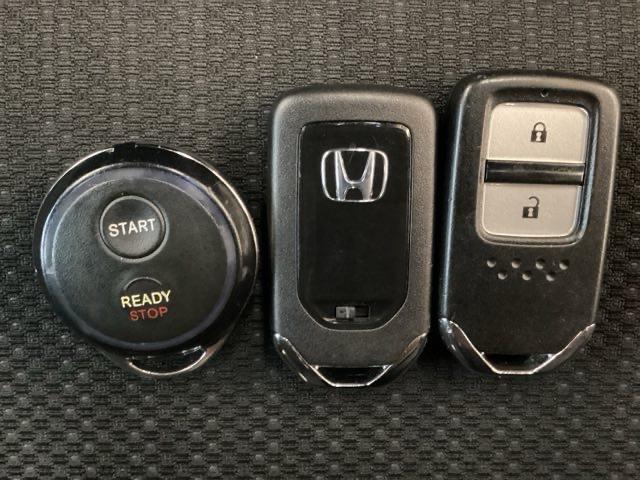 スマートキーを装備しています。鍵を差し込むことなくドアロックの開け閉めと、スタートボタン操作でのエンジンスタートができます。加えて、純正リモコンエンジンスターター用の操作キーもついています。