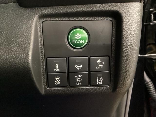Ｈｏｎｄａセンシング用の、ＶＳＡ（ＡＢＳ＋ＴＣＳ＋横滑り抑制）解除とレーンキープアシストシステムのメインスイッチなどはハンドルの右側に装備しています。燃費に役立つＥＣＯＮボタンもここです。