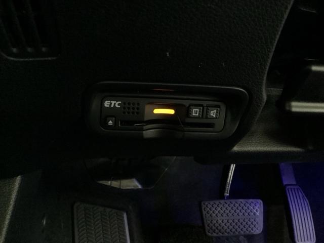 ハンドルの左下にＥＴＣがついています。高速道路の料金所の通過も楽々です！。　カードの取り出しもしやすい場所についています。