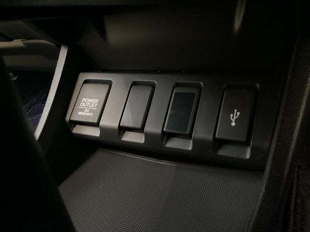 アクセサリーソケットはＵＳＢのアダプターなどをつければ、スマホの充電にも使えます。横にはナビゲーション用の外部入力可能なＵＳＢ端子がついており、周辺には物が置けるトレーがついています。