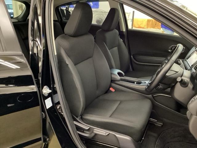 女性でも運転がしやすいように、シートの高さ調整機能（シートリフター）がついています。広い足元にゆったり座れるシートには肘掛も装備しており長距離の運転でも疲れにくいシートです。