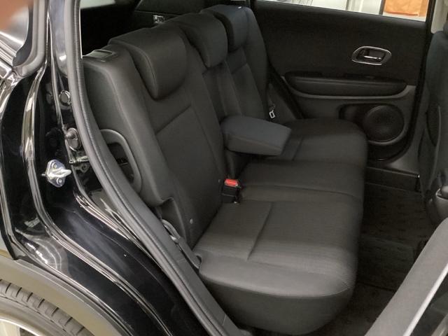 リアシートの背もたれは２段階の角度調節がついています。お好みの位置でゆったりお乗りいただけます。座面を跳ね上げて収納スペースを広くすることも可能です。