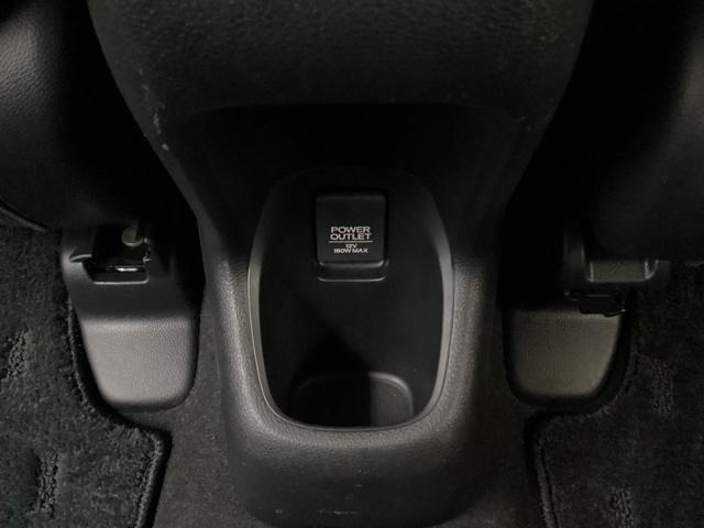 アームレストの後ろ側にはカップホルダーと、その中にあるアクセサリーソケットはＵＳＢのアダプターをつければ移動中に充電もできるので便利です。