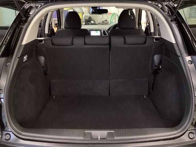ラゲッジも広く使いやすいトランクは、開口部も広く荷物の積み下ろしもしやすいお車となっております。リアシートの背もたれは６：４の割合で分割して可倒できるので、長いお荷物などを載せることもできます。