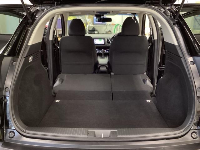 リアシートの背もたれは女性でも容易にシートアレンジが出来るように設定しており、ワンアクションで倒すことも起こすことも可能です。後部座席すべてをフラットな状態にも出来ます。