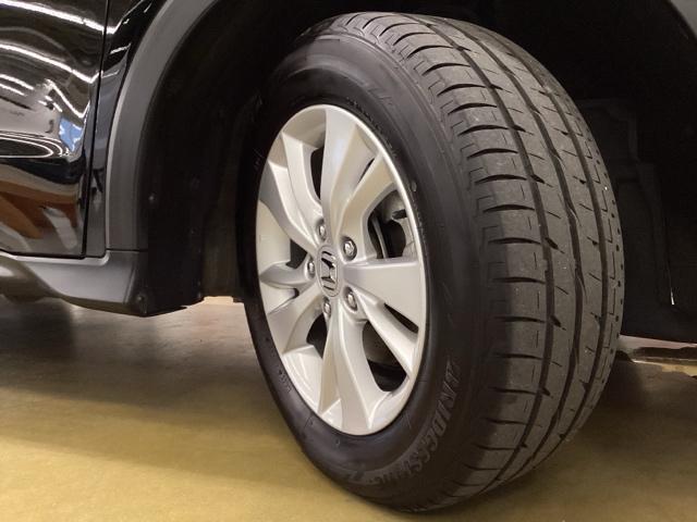 純正アルミホイールを装備しています。足元を引き立てて、美しいボディラインを一層引き締めてくれています。