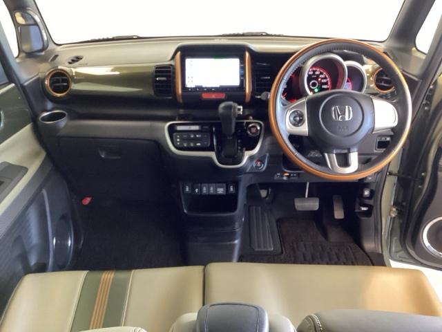 車内は光触媒抗菌消臭施工済です。スタイリッシュなデザインで暖かみのあるインパネ周りを演出します。グローブボックスやカップホルダーのほかにトレーなどたくさんの収納スペースが装備されています。