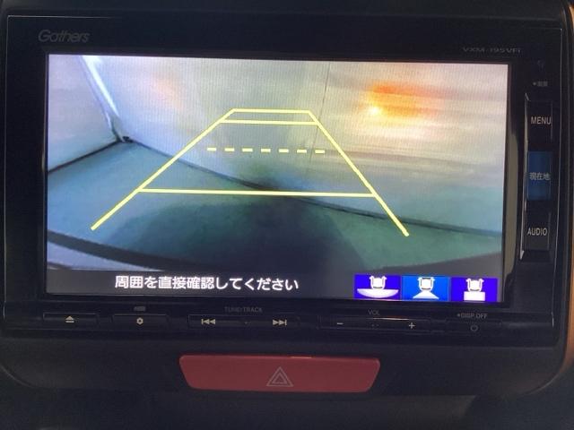 バックでの車庫入れも安心です！　リアカメラが付いているバックモニター付のナビを装備しております。操作線もついており距離感も画面から確認できます。