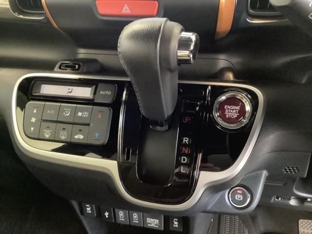 ＣＶＴ車のセレクトレバーです。低速から高速まで、変速ショックのないスムーズな走りを実現するとともに、エンジン効率のよい領域を維持することで燃費にも貢献します。