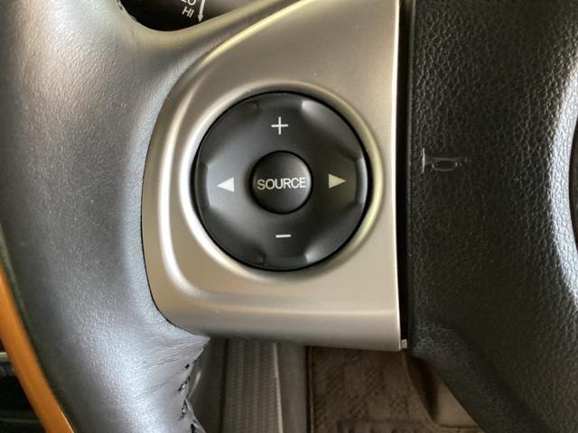 ステアリングスイッチがついていますので、オーディオのチャンネル変更、ボリューム、ジャンル変更が操作可能です。ハンドルから手を離さず安全に操作できます。