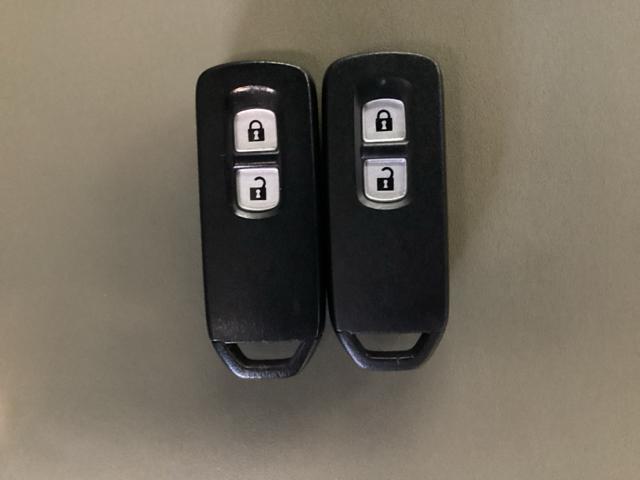 スマートキーを装備しています。鍵を差し込むことなくドアロックの開け閉めと、スタートボタン操作でのエンジンスタートができます。スペアキーも同じものを用意しております。