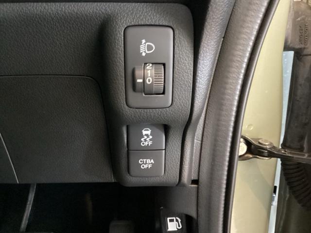 ハンドルの右側にはヘッドライトレベライザーと安全装備のＣＴＢＡ（シティブレーキアシストシステム）やＶＳＡ（ＡＢＳ＋ＴＣＳ＋横滑り抑制）の解除スイッチがついています。