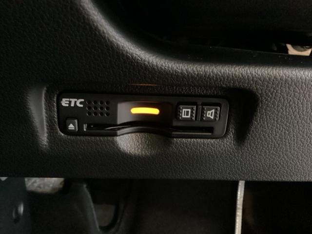 ハンドルの左下にＥＴＣがついています。高速道路の料金所の通過も楽々です。　カードの取り出しもしやすい場所についています。