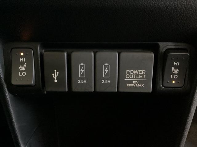 前席の左右別々のシートヒータースイッチが付いています。ＨｉとＬｏの２段階で温度設定ができます。スイッチの間にはアクセサリーソケットと充電可能なＵＳＢ端子が２個、外部入力用のＵＳＢ端子が１個ついています