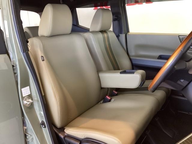 広い足元に肘掛けもついたゆったり座れるシートです。運転席と助手席の間が空いているため、助手席側への移動がスムーズです。交通量の多い道でも、助手席側から乗り降りができます。