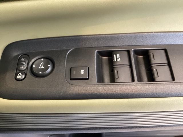 ハンドルの右側に電動格納付きパワーミラーの操作スイッチがついています。左右のサイドミラーの角度調節も微調整ができて便利です。パワーウインドウは運転席でドア４枚とも上下の操作ができるようになっています。