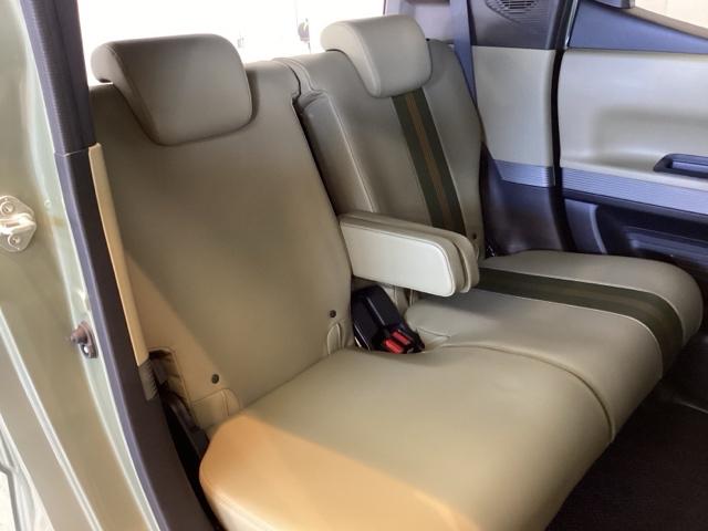 リアシートの背もたれは２段階の角度調節がついています。お好みの位置でゆったりお乗りいただけます。座面を跳ね上げて収納スペースを広くすることも可能です。