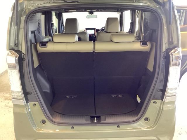 開口部も広く荷物の積み下ろしもしやすいお車となっております。シートの背もたれは５：５の割合で背もたれを可倒でき、前後のシートスライドもできるので荷室をひろげることができます。