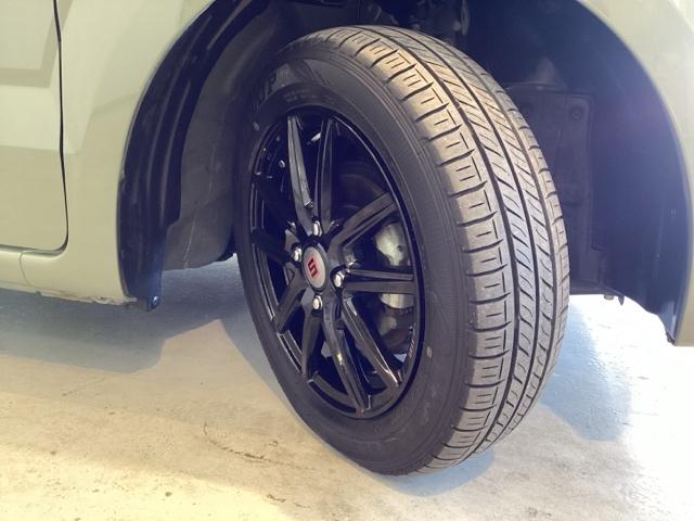 精悍なデザインのアルミホイール（社外品）を装備しています。足元を引き立てて、美しいボディラインを一層引き締めてくれています。