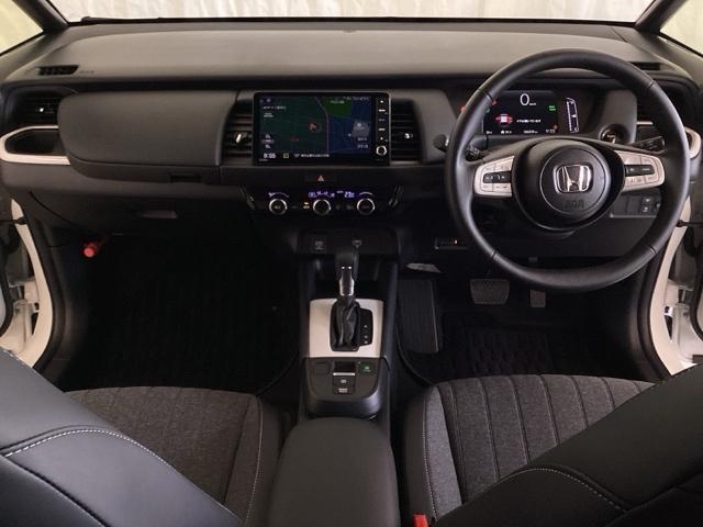 フィット ｅ：ＨＥＶホーム　中古スタッドレスタイヤ、純正メモリーナビ、ドライブレコーダー前後装着＋ＥＴＣ付　当社デモカー　リヤカメラ　ＤＶＤ再生可能　ＶＳＡ　サイドカーテンエアバック　前後ソナー　スマートキ　ＥＣＯＮモード（7枚目）