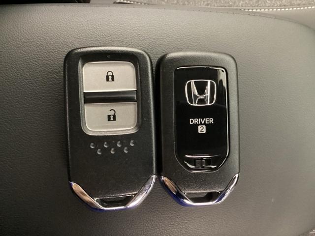 フィット ｅ：ＨＥＶホーム　中古スタッドレスタイヤ、純正メモリーナビ、ドライブレコーダー前後装着＋ＥＴＣ付　当社デモカー　リヤカメラ　ＤＶＤ再生可能　ＶＳＡ　サイドカーテンエアバック　前後ソナー　スマートキ　ＥＣＯＮモード（17枚目）